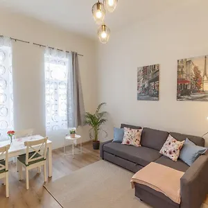 Emily's Lovely Place , Budapest Ungheria